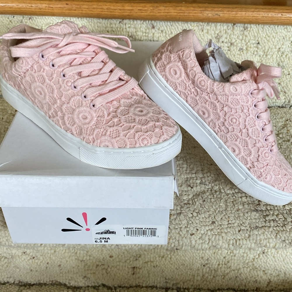 !Isaac Mizrahi floral  pink lace sneakers. Size 6.5M.    NEW